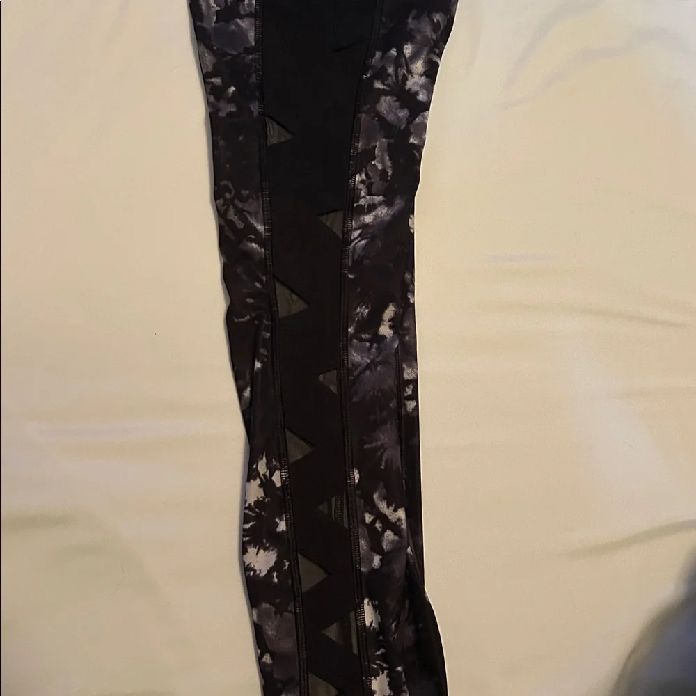 Lululemon rise and flow legging - Picture 4 of 6